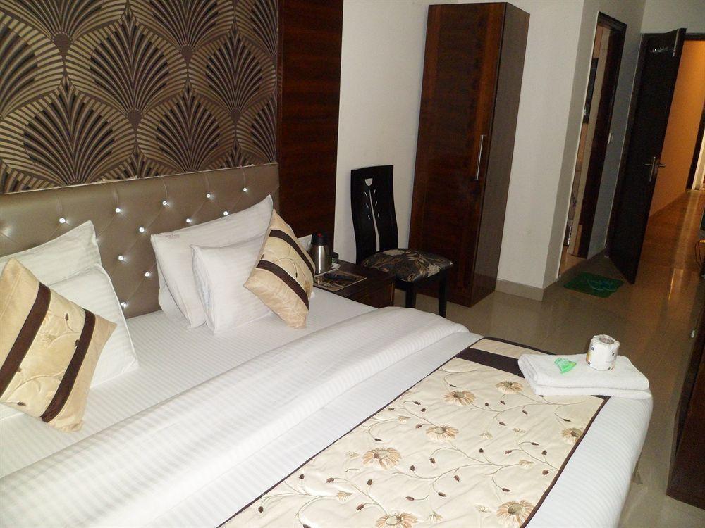 Hotel Arjun Ню Делхи Екстериор снимка