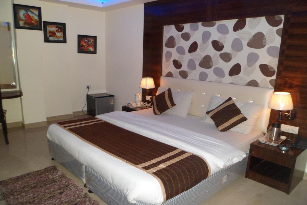 Hotel Arjun Ню Делхи Екстериор снимка