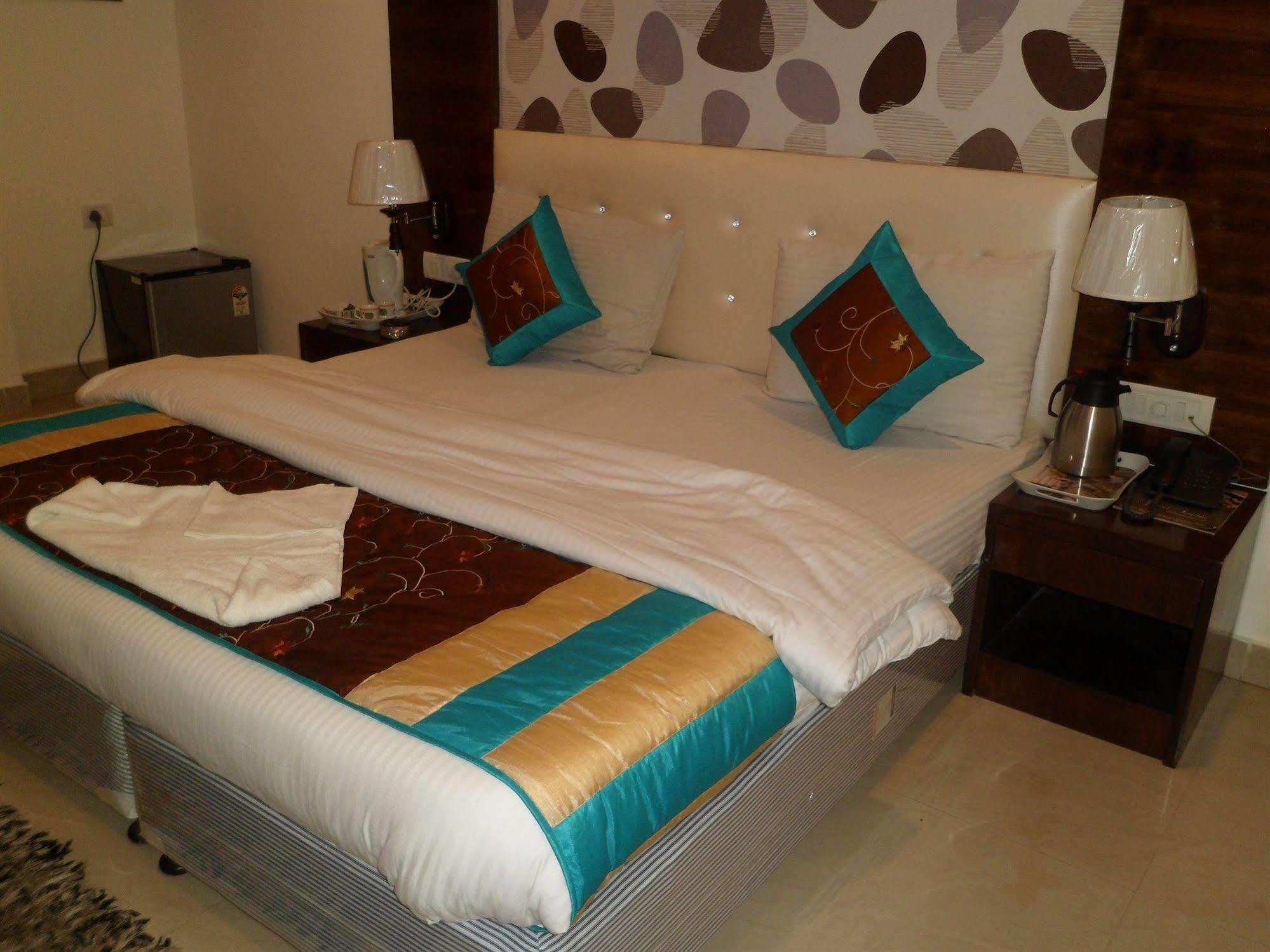 Hotel Arjun Ню Делхи Екстериор снимка