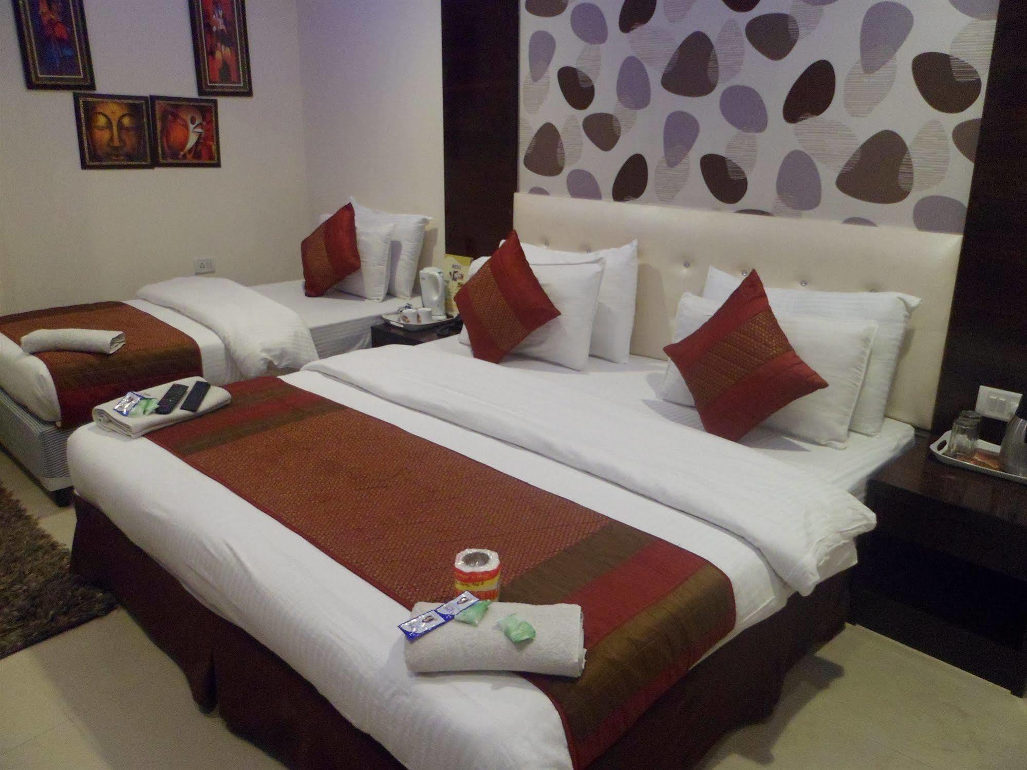 Hotel Arjun Ню Делхи Екстериор снимка