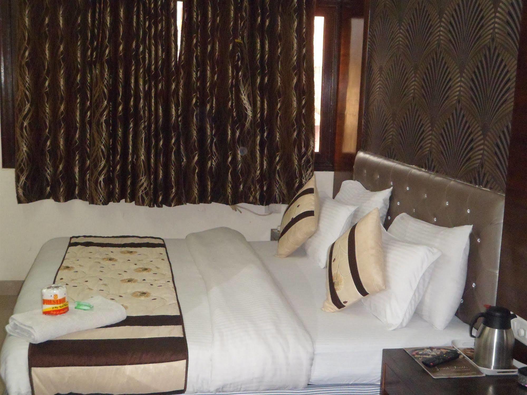 Hotel Arjun Ню Делхи Екстериор снимка