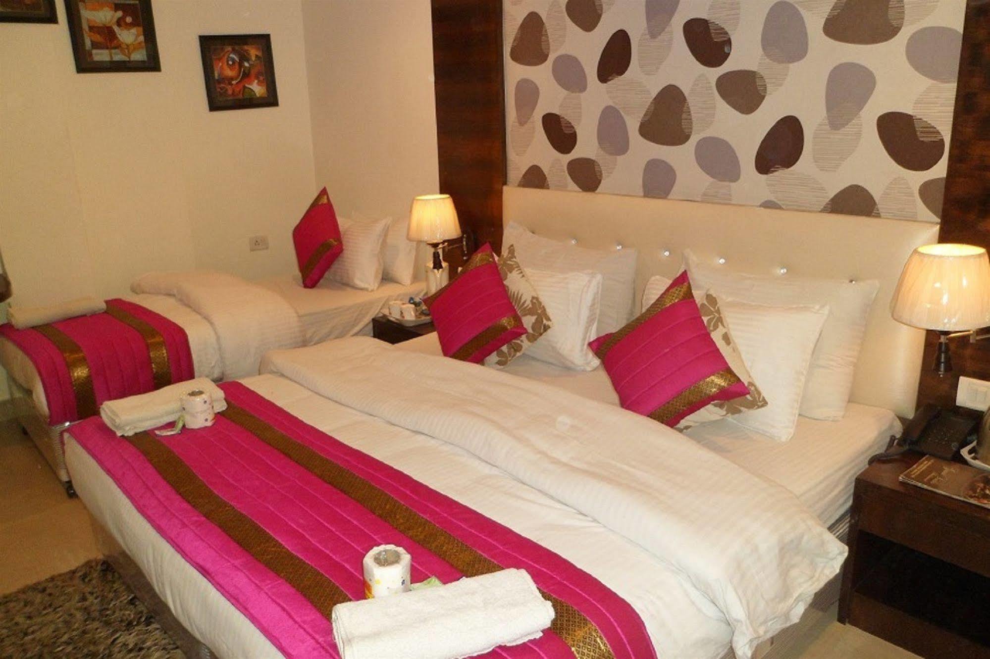 Hotel Arjun Ню Делхи Екстериор снимка