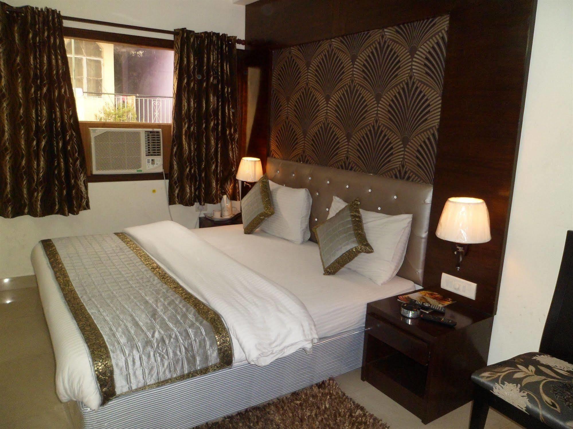 Hotel Arjun Ню Делхи Екстериор снимка