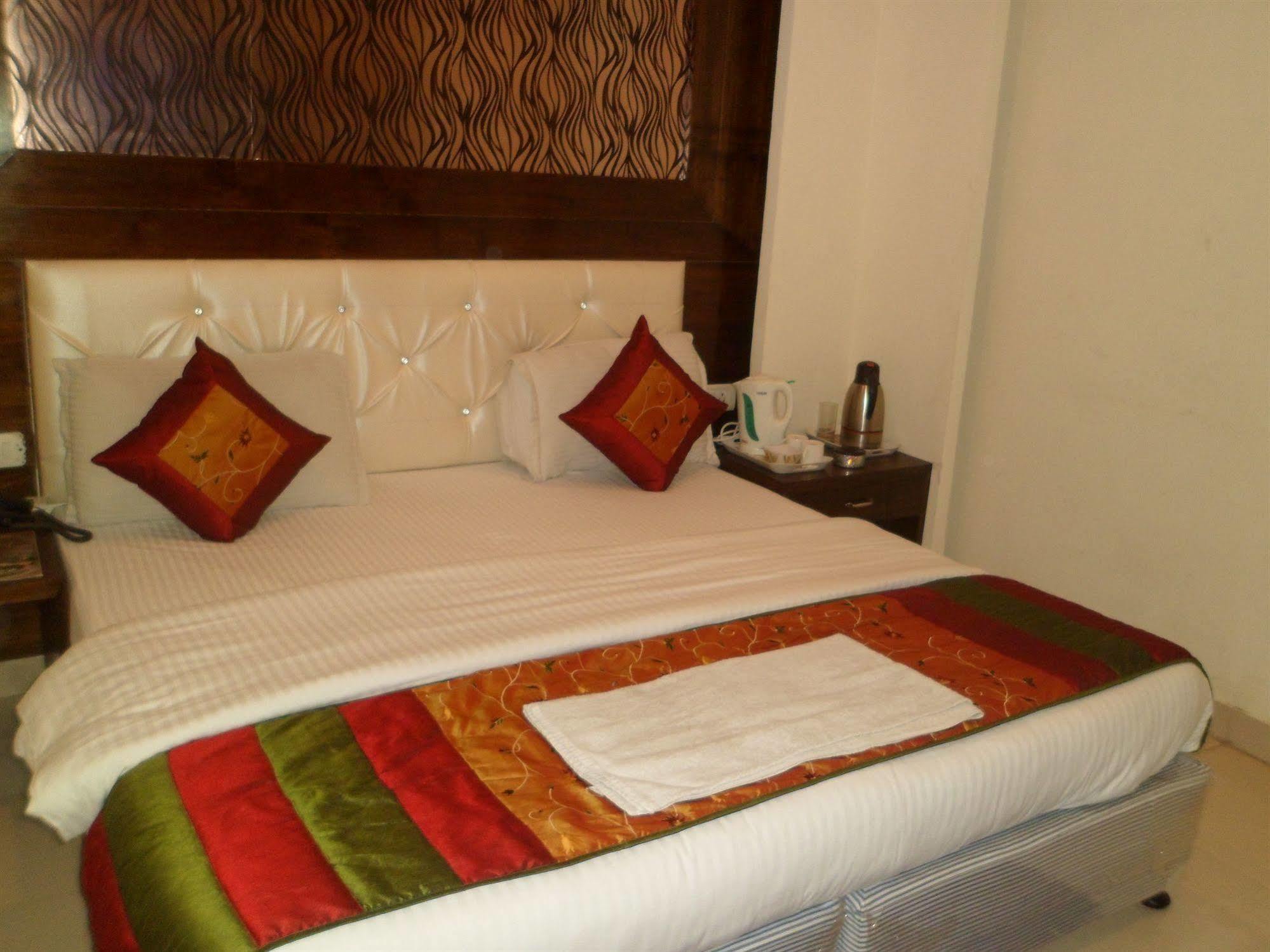 Hotel Arjun Ню Делхи Екстериор снимка