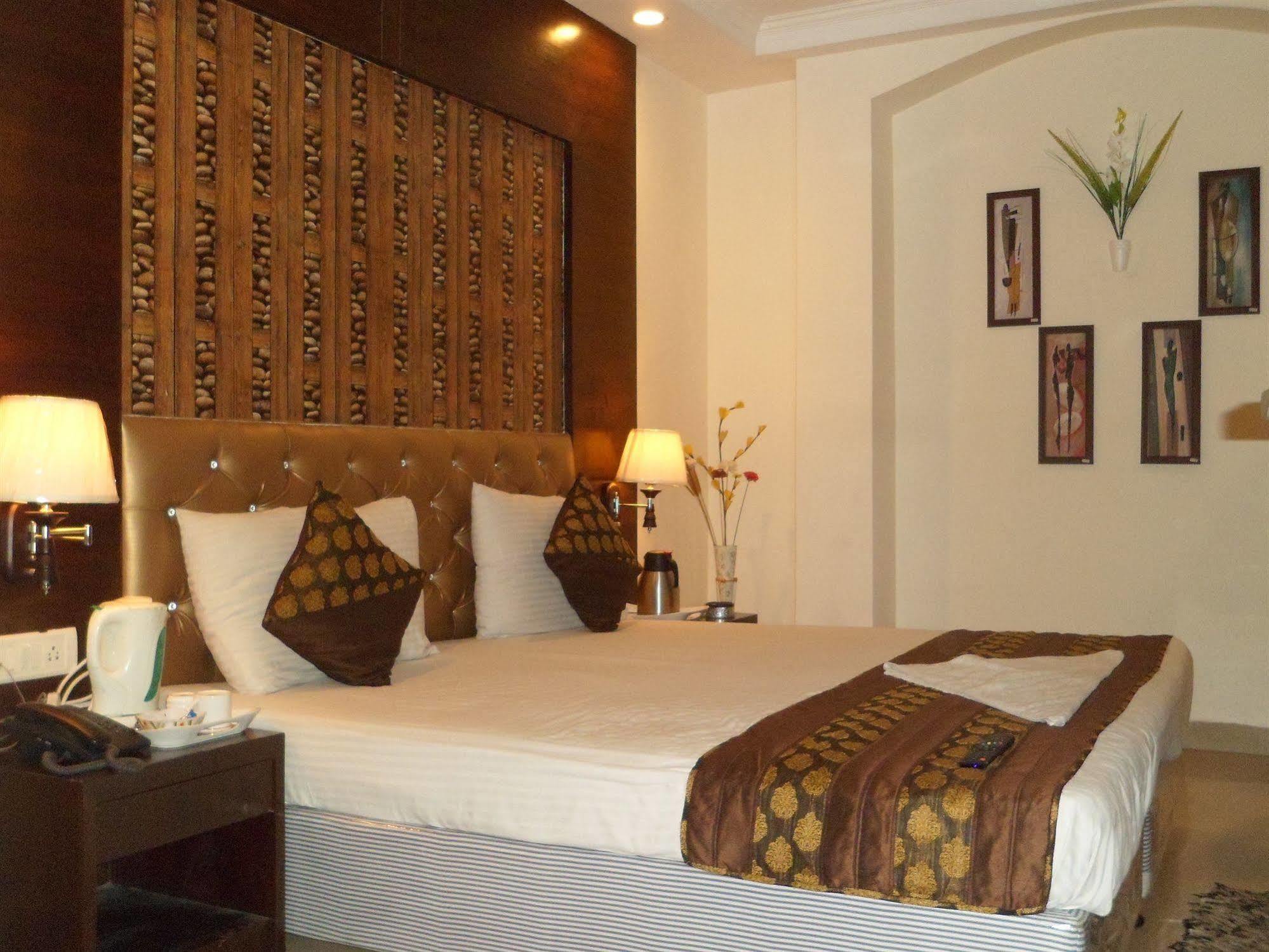 Hotel Arjun Ню Делхи Екстериор снимка