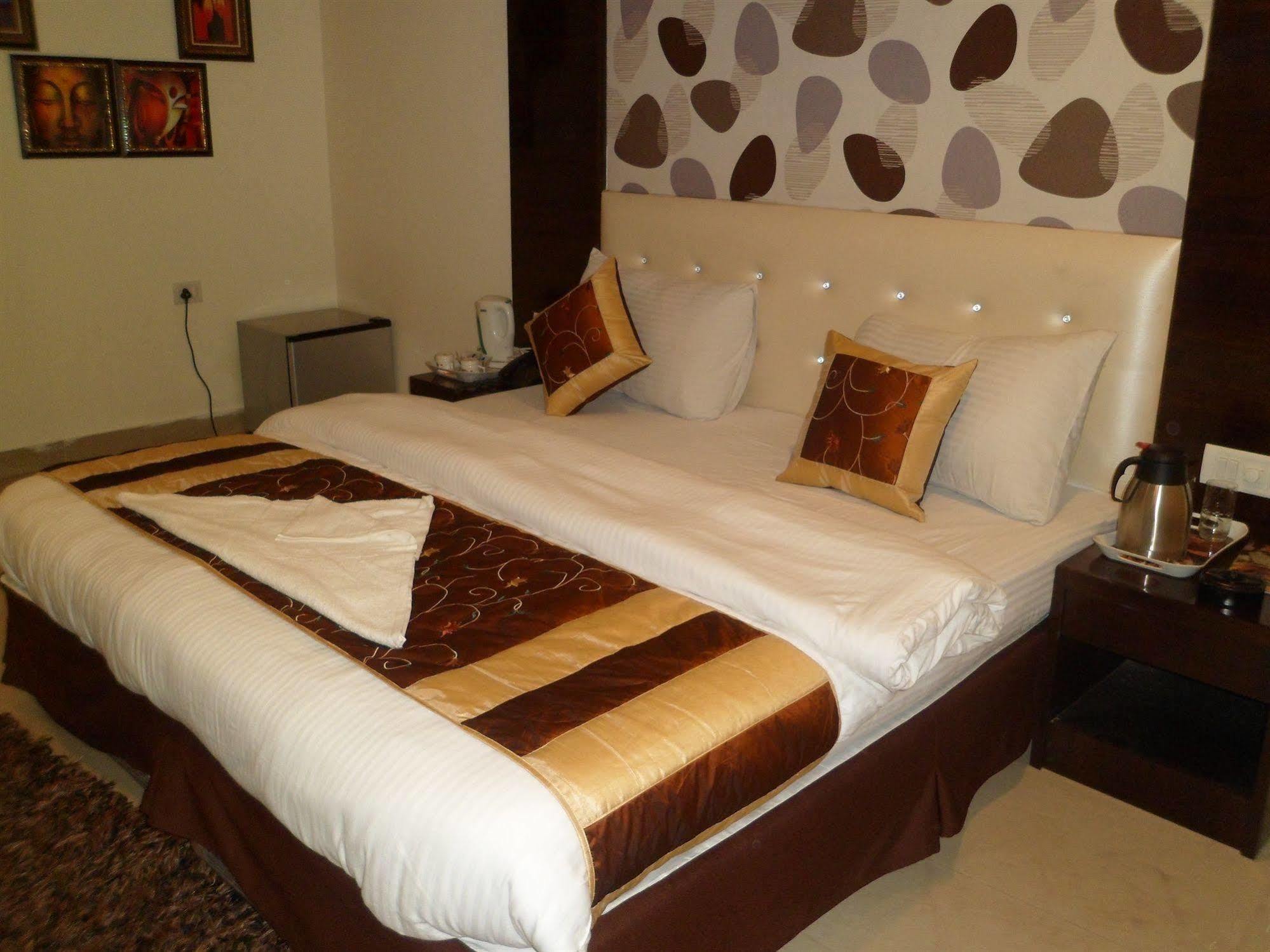 Hotel Arjun Ню Делхи Екстериор снимка
