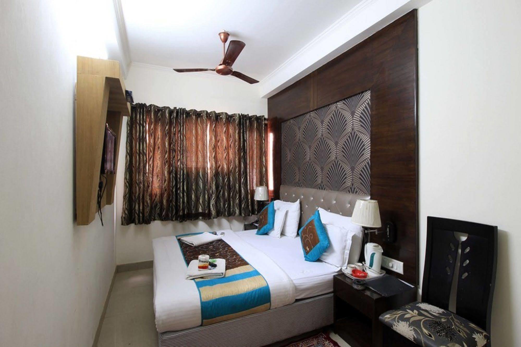 Hotel Arjun Ню Делхи Екстериор снимка