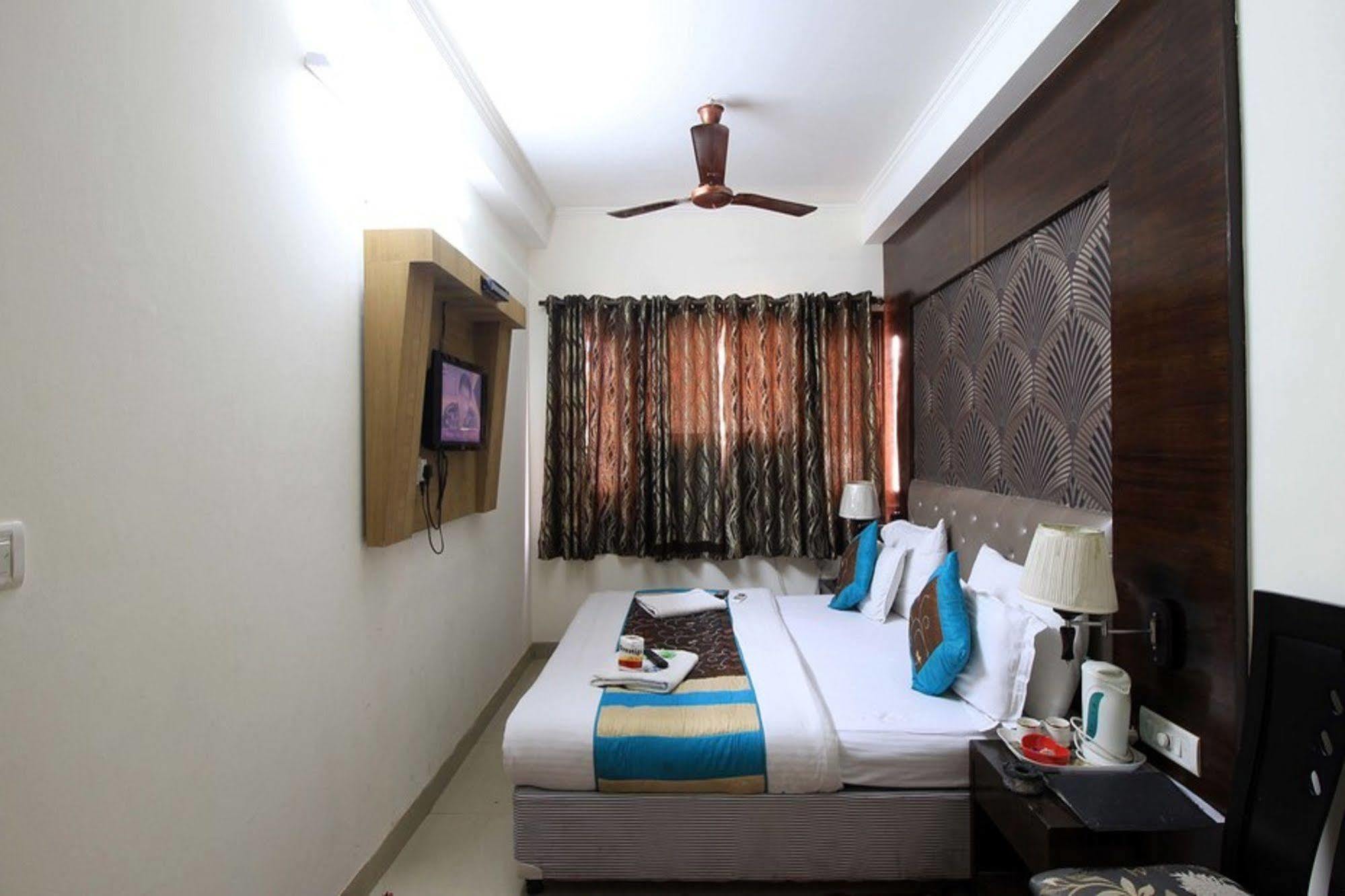 Hotel Arjun Ню Делхи Екстериор снимка