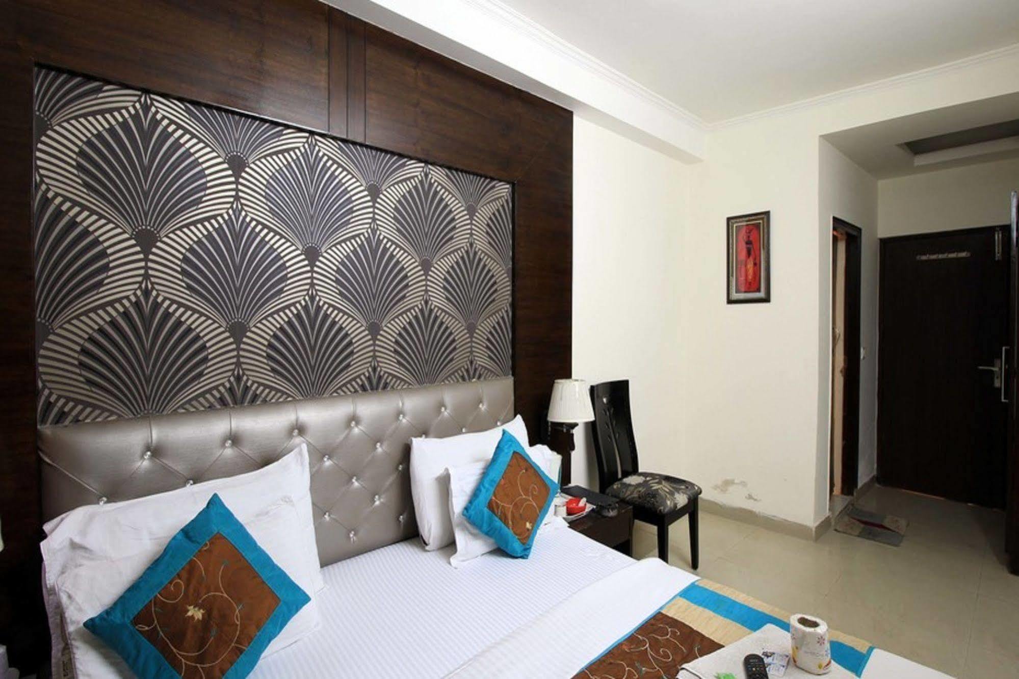 Hotel Arjun Ню Делхи Екстериор снимка