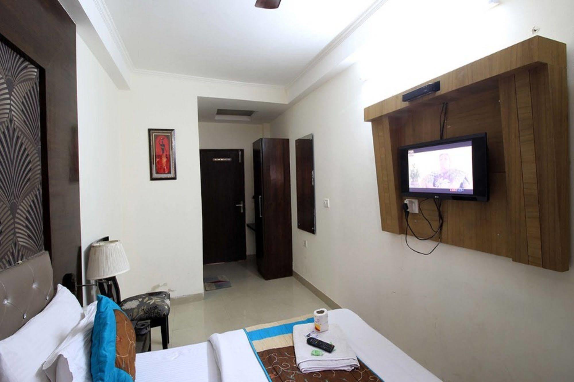 Hotel Arjun Ню Делхи Екстериор снимка