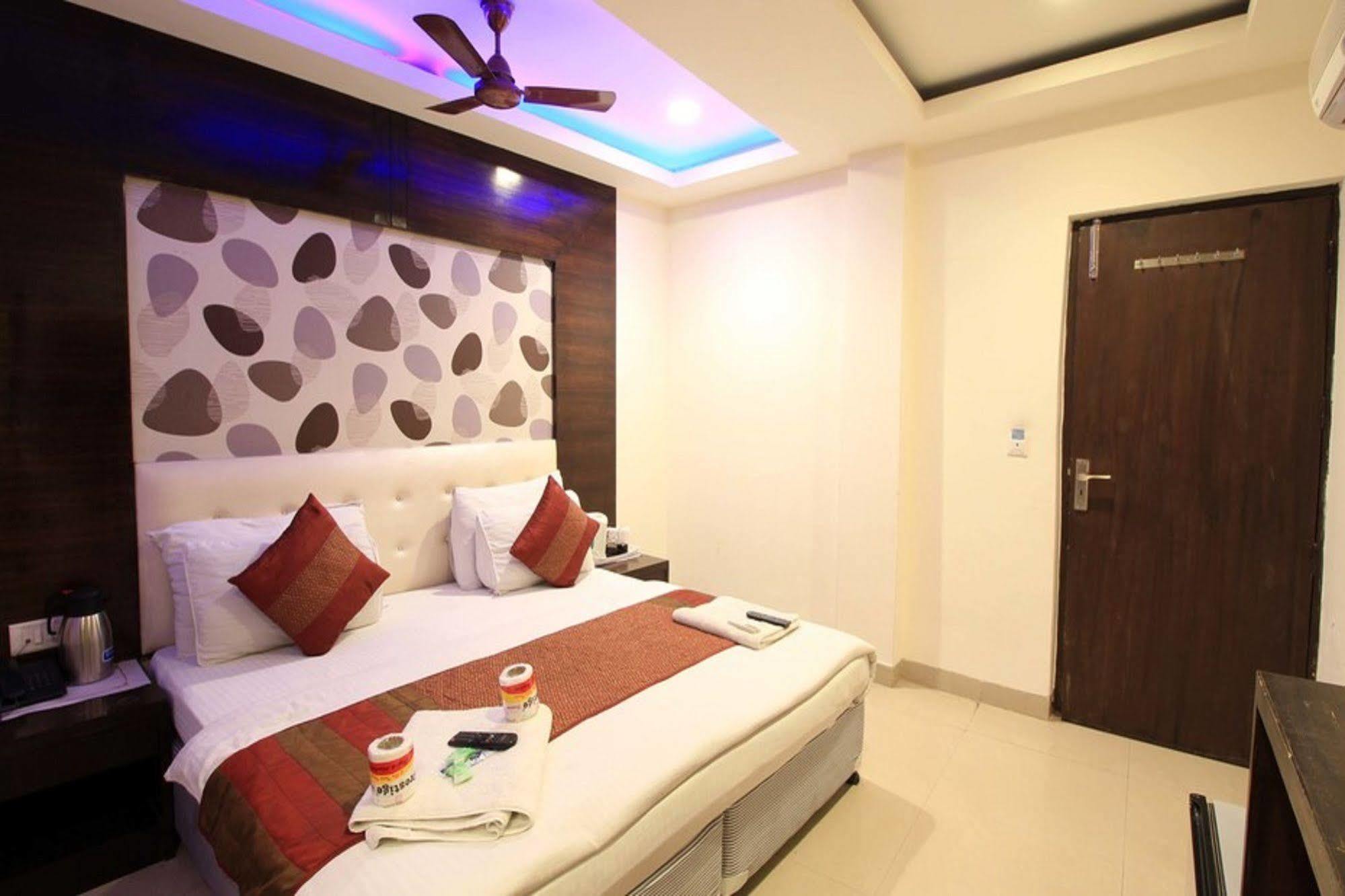 Hotel Arjun Ню Делхи Екстериор снимка